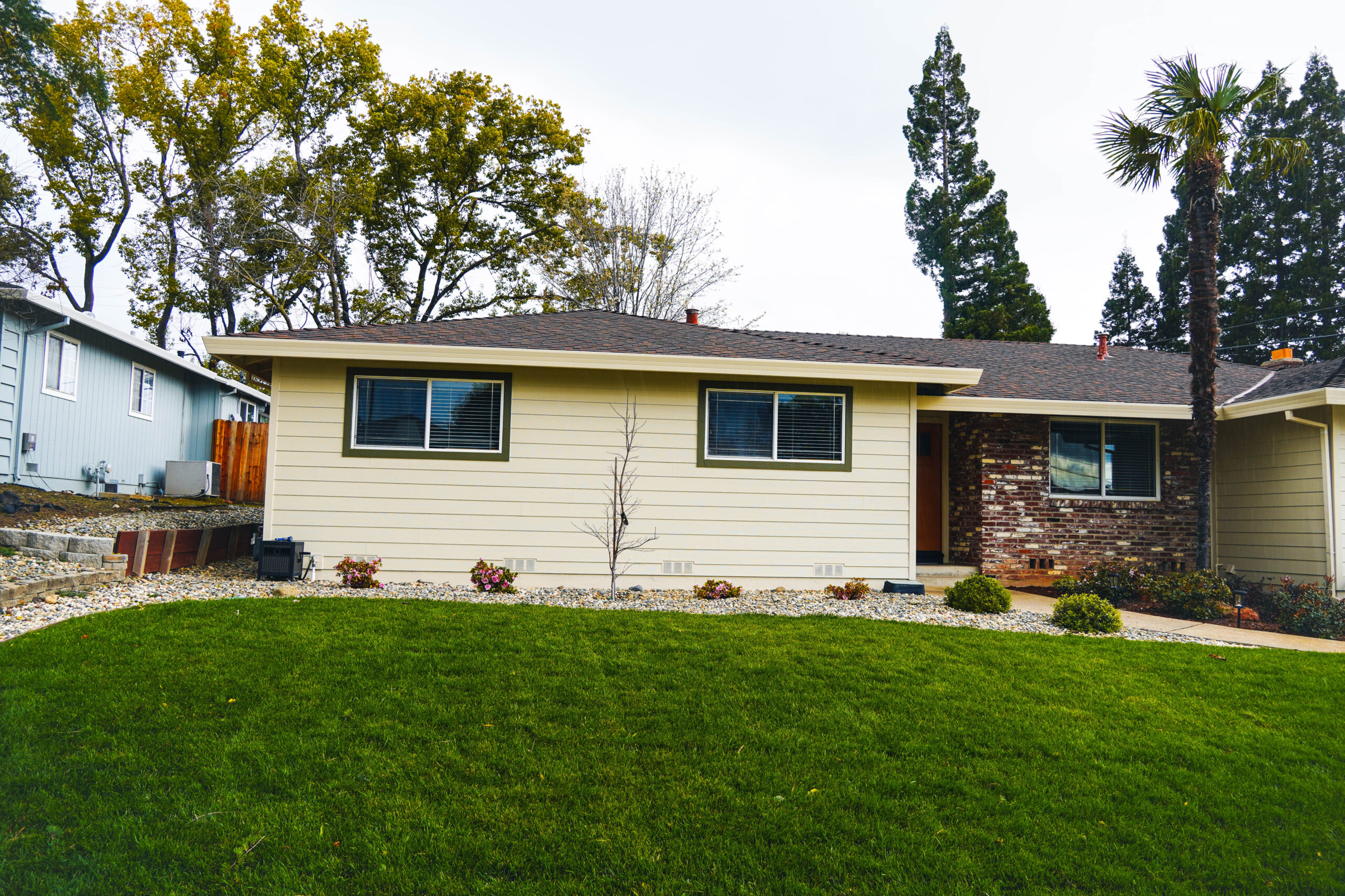 James Hardie Navajo Beige with Mountain Sage trim