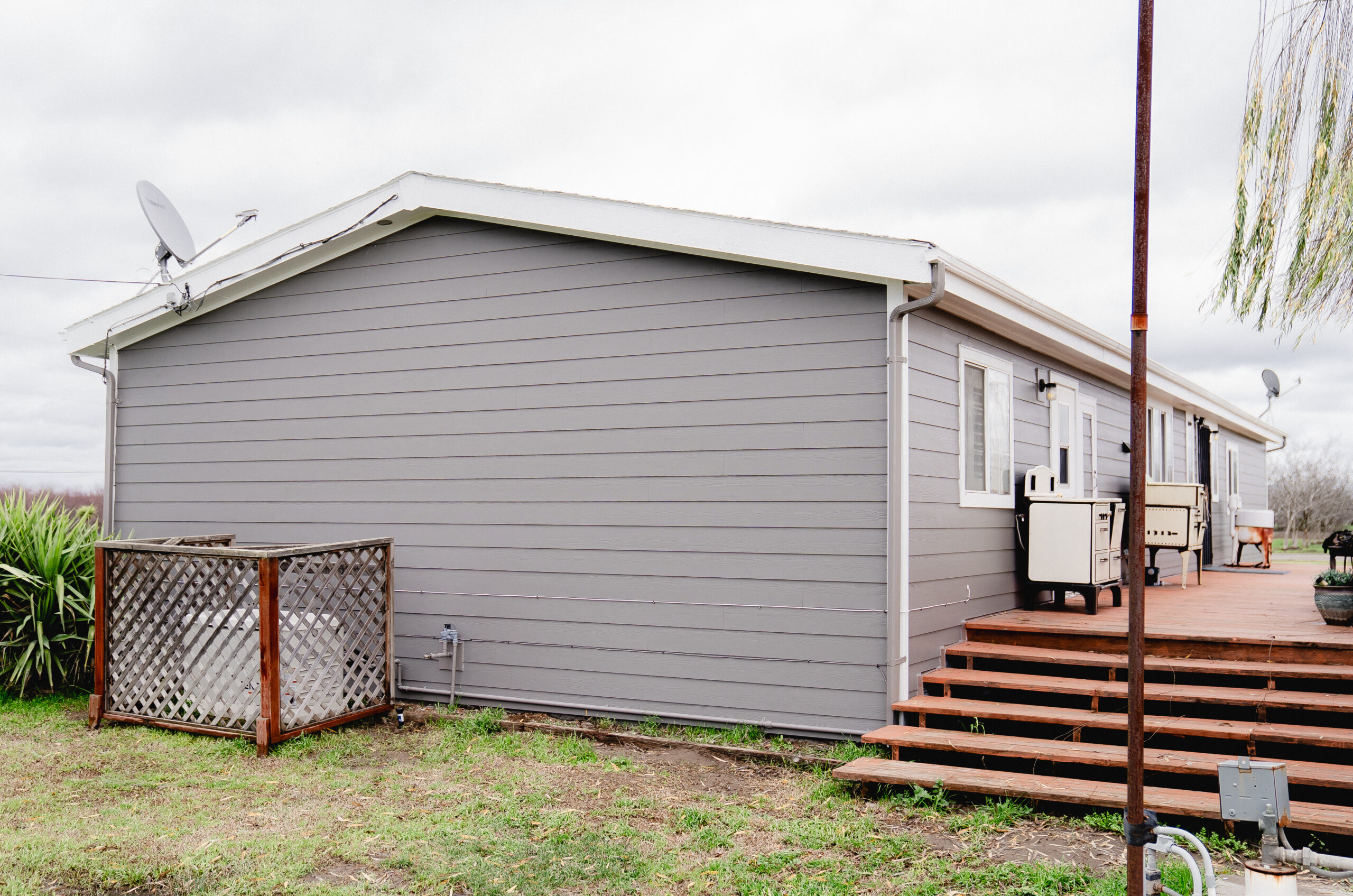 James Hardie Lap Siding Aged Pewter with Alside 80 Series